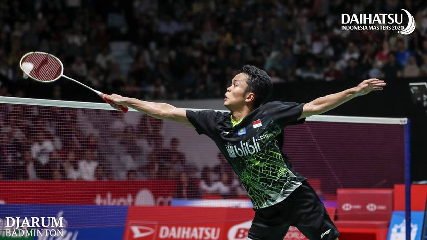 Anthony Sinisuka Ginting (Indonesia) menyambar pengembalian tanggung di depan net.