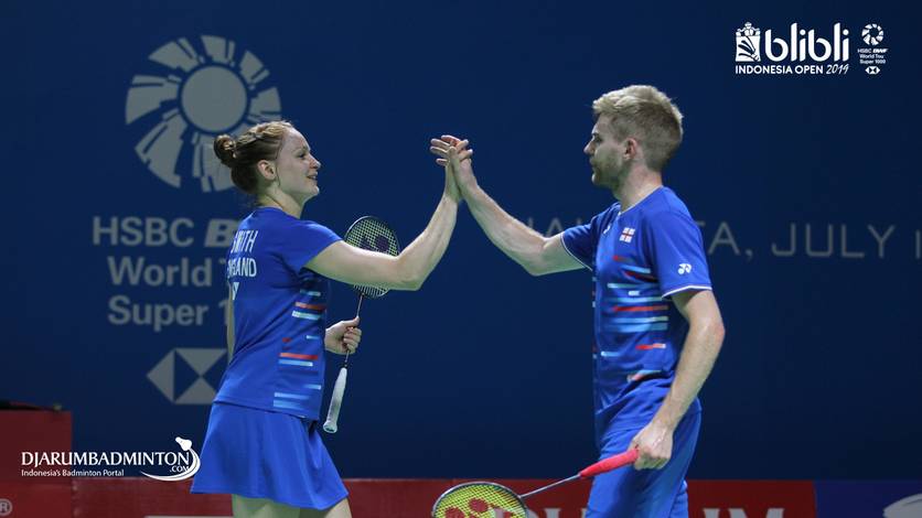 Selebrasi kemenangan Marcus Ellis/Lauren Smith (Inggris). Selebrasi kemenangan Marcus Ellis/Lauren Smith (Inggris).