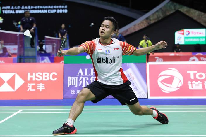 Anthony Sinisuka Ginting (Indonesia) menyambut pengembalian. Anthony Sinisuka Ginting (Indonesia) menyambut pengembalian.