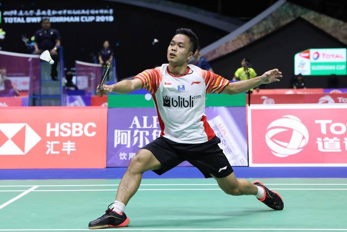 Anthony Sinisuka Ginting (Indonesia) menyambut pengembalian.