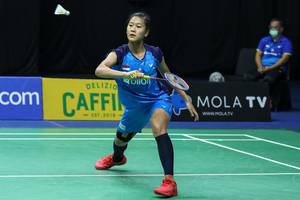 Putri Kusuma Wardani bersiap menghadang pengembalian.