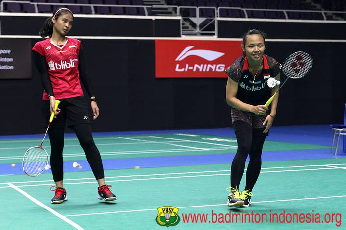 Della Destiara Haris/Rizki Amelia Pradipta sedang warming up di Singapore Indoor Stadium (Foto: PBSI) Della Destiara Haris/Rizki Amelia Pradipta sedang warming up di Singapore Indoor Stadium (Foto: PBSI)