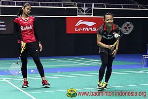 Della Destiara Haris/Rizki Amelia Pradipta sedang warming up di Singapore Indoor Stadium (Foto: PBSI)