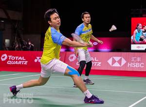 Ganda putra Indonesia, Hendra Setiawan/Mohammad Ahsan menyambut pengembalian. (Copyright: Badmintonphoto | Courtesy of BWF)