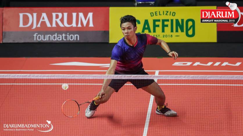 Jovi Michael (PB Focus Badminton) berusaha menggapai pengembalian. Jovi Michael (PB Focus Badminton) berusaha menggapai pengembalian.