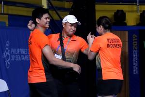 Kepala pelatih ganda campuran Indonesia, Richard mainaky (tengah) bersama pasangan Praveen Jordan/Melati Daeva Oktavianti. (Foto: PP PBSI)