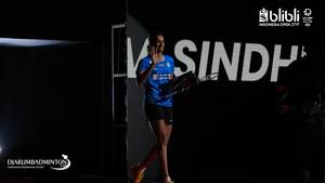 Pusarla Venkata Sindhu (India) melakukan aksi sosial dengan membagikan sembako.
