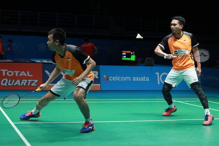 Hendra Setiawan/Mohammad Ahsan (Indonesia) bersiap mengahadang pengembalian. Hendra Setiawan/Mohammad Ahsan (Indonesia) bersiap mengahadang pengembalian.