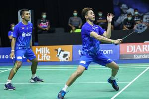Fajar Alfian/Muhammad Rian Ardianto (tim Rajawali) mengembalikan shuttlecock.