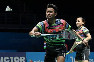 Tontowi Ahmad/Winny Oktavina Kandow (Indonesia) bersiap menyambut pengembalian.