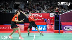 Zheng Si Wei/Huang Ya Qiong (Tiongkok) bersiap menyambut pengembalian.