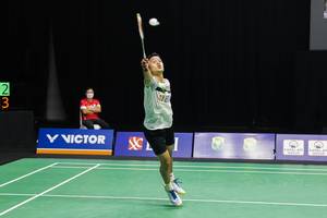 Anthony Sinisuka Ginting (Indonesia) menghadang pengembalian. (Foto: PP PBSI)