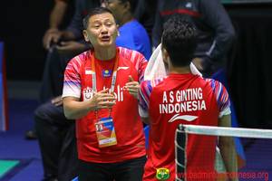 Hendry Saputra (kiri) saat memberikan pengarahan kepada Anthony Sinisuka Ginting.