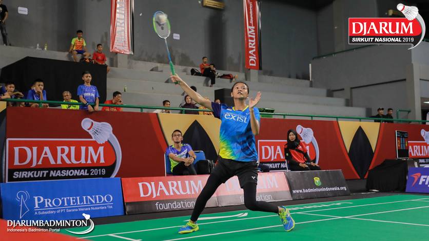 Siti Sarah Azzahra (PB Exist) mengembalikan shuttlecock.
