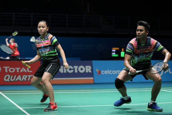 Tontowi Ahmad/Winny Oktavina Kandow (Indonesia) bersiap menyambut pengembalian. Tontowi Ahmad/Winny Oktavina Kandow (Indonesia) bersiap menyambut pengembalian.