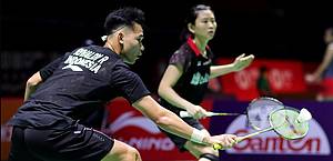 Rinov Rivaldy/Debby Susanto mengembalikan shuttlecock.