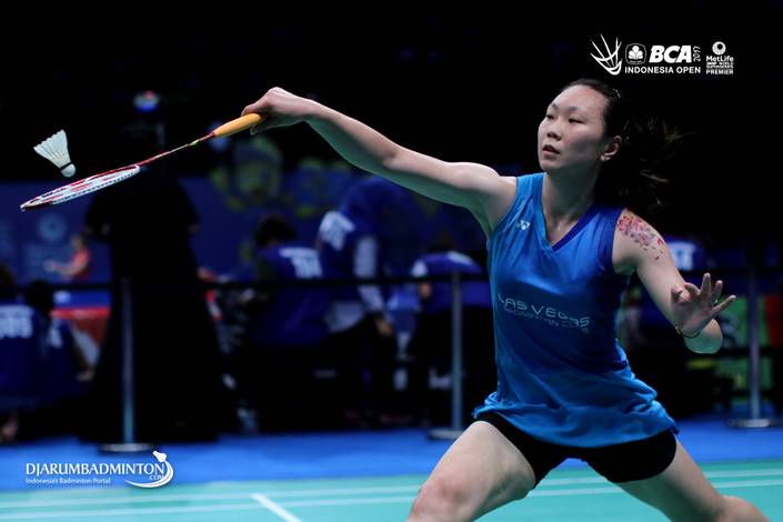 Zhang Beiwen mengambalikan shuttlecock. Zhang Beiwen mengambalikan shuttlecock.