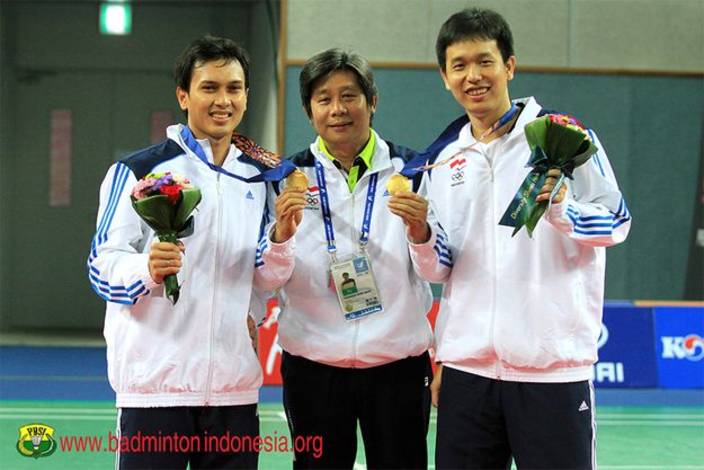 Herry IP Diapit oleh Hendra Setiawan/Mohammad Ahsan Saat Meraih Medali Emas Asian Games 2014.  Herry IP Diapit oleh Hendra Setiawan/Mohammad Ahsan Saat Meraih Medali Emas Asian Games 2014.