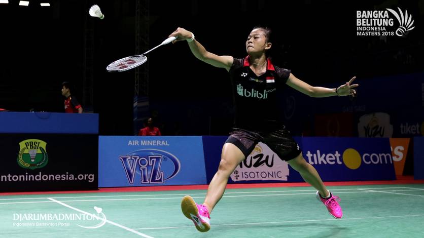 Fitriani menyambut pengembalian shuttlecock. Fitriani menyambut pengembalian shuttlecock.
