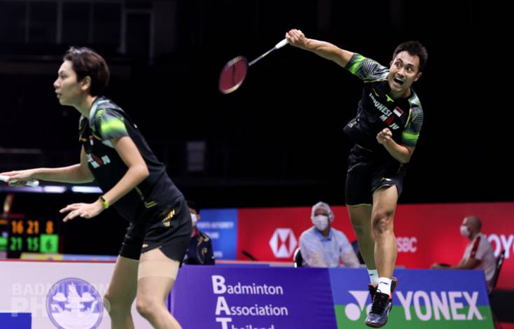 Hafiz Faizal/Gloria Emanuelle Widjaja (Indonesia) melepaskan serangan. (Copyright: Badmintonphoto | Courtesy of BWF) Hafiz Faizal/Gloria Emanuelle Widjaja (Indonesia) melepaskan serangan. (Copyright: Badmintonphoto | Courtesy of BWF)