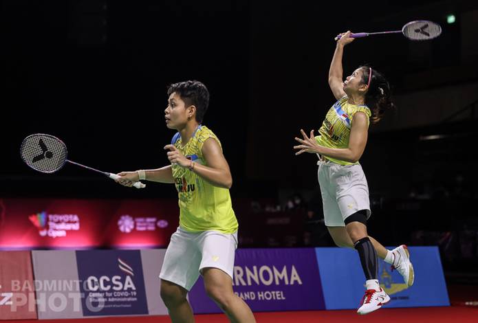 Ganda putri Indonesia, Greysia Polii/Apriyani Rahayu mengembalikan shuttlecock. (Copyright: Badmintonphoto | Courtesy of BWF)