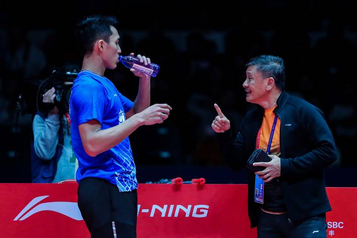 Tunggal putra Indonesia, Jonatan Christie (kiri) saat mendapatkan arahan dari sang pelatih Hendri Saputra.