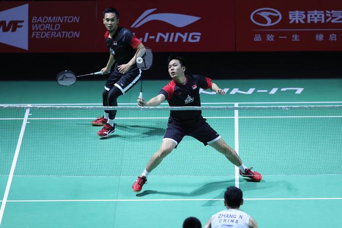 Hendra Setiawan/Mohammad Ahsan (Indonesia) mengembalikan shuttlecock. Hendra Setiawan/Mohammad Ahsan (Indonesia) mengembalikan shuttlecock.