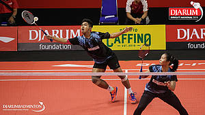 Muliadi Rizka Saputra/Trisma Arlisa Septiana (PB Pratama Badminton Academy) menyambut pengembalian.