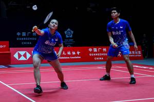 Praveen Jordan/Melati Daeva Oktavianti (Indonesia) mengembalikan shuttlecock.