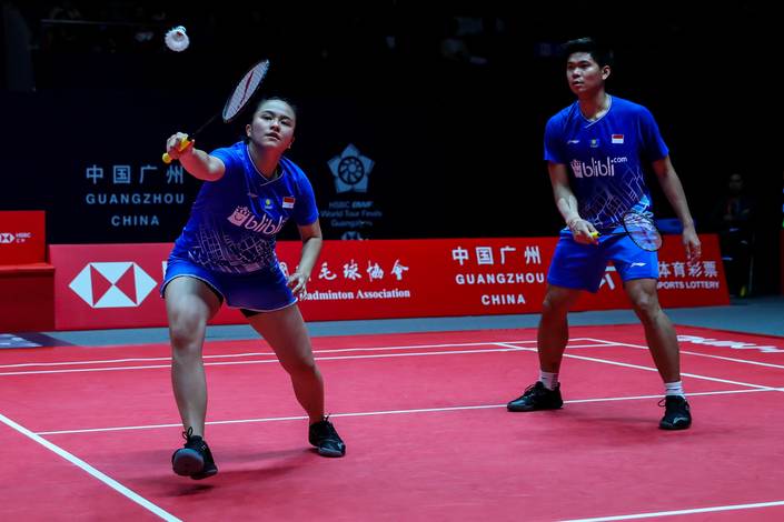 Praveen Jordan/Melati Daeva Oktavianti (Indonesia) mengembalikan shuttlecock. Praveen Jordan/Melati Daeva Oktavianti (Indonesia) mengembalikan shuttlecock.