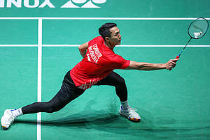 Jonatan Christie (Indonnesia) menghadang serangan.