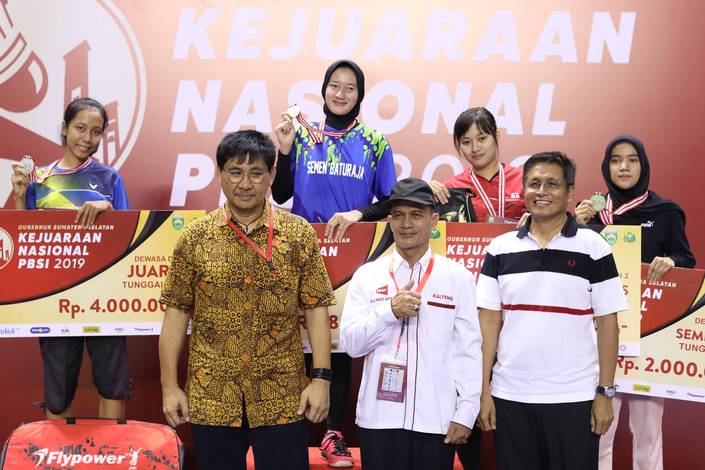 Mia Mawarti Utami (Sumatera Selatan) merebut gelar juara tunggal dewasa putri divisi dua Gubernur Sumatera Selatan Kejuaraan Nasional PBSI 2019. Mia Mawarti Utami (Sumatera Selatan) merebut gelar juara tunggal dewasa putri divisi dua Gubernur Sumatera Selatan Kejuaraan Nasional PBSI 2019.