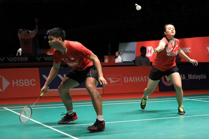 Praveen Jordan/Melati Daeva Oktavianti mengembalikan shuttlecock. Praveen Jordan/Melati Daeva Oktavianti mengembalikan shuttlecock.