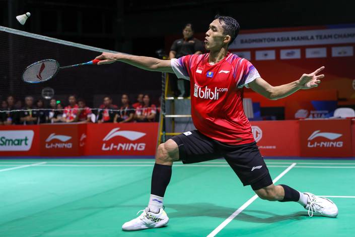 Jonatan Christie (Indonesia) mengembalikan shuttlecock.