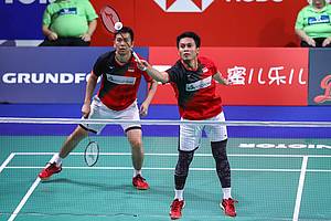 Hendra Setiawan/Mohammad Ahsan (Indonesia) menyambar pengembalian tanggung.