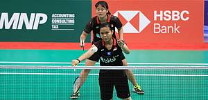 Agatha Imanuela/Siti Fadia Silva Ramadhanti melepaskan serve.