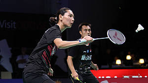 Hafiz Faisal/Gloria Emanuelle Widjaja (Indonesia) menyambut pengembalian.