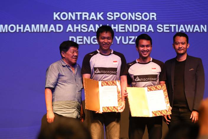 Hendra Setiawan/Mohammad Ahsan (tengah) mendapatkan kontrak sponsor baru dari Yuzu. Hendra Setiawan/Mohammad Ahsan (tengah) mendapatkan kontrak sponsor baru dari Yuzu.