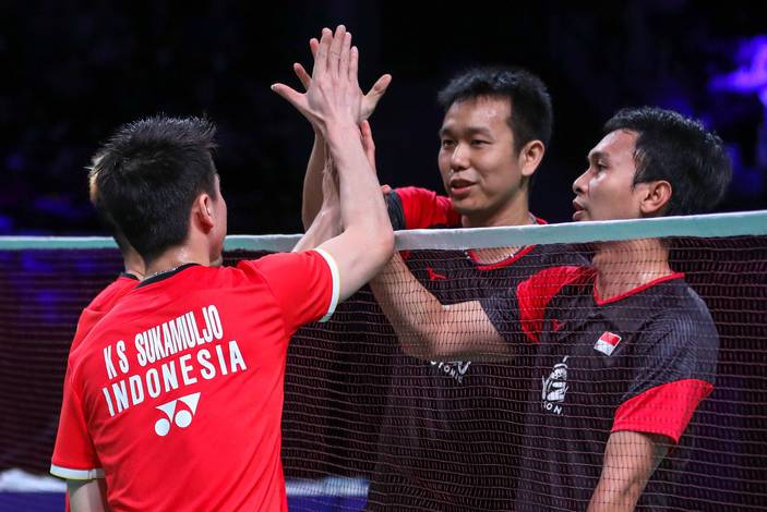 Hendra Setiawan/Mohammad Ahsan dan Kevin Sanjaya Sukamuljo/Marcus Fernaldi Gideon bersalaman usai bertanding. Hendra Setiawan/Mohammad Ahsan dan Kevin Sanjaya Sukamuljo/Marcus Fernaldi Gideon bersalaman usai bertanding.