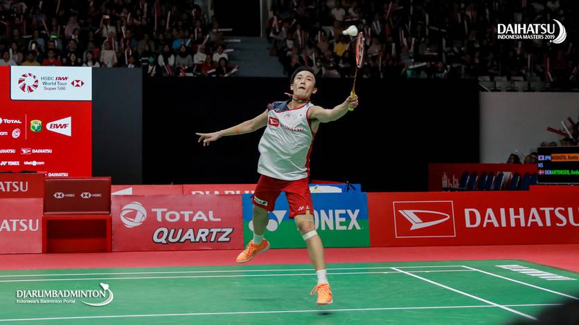 Kento Momota (Jepang) mengambalikan shuttlecock. Kento Momota (Jepang) mengambalikan shuttlecock.