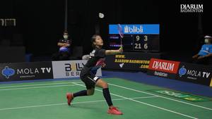 Putri Kusuma Wardani (Indonesia) mengembalikan shuttlecock.