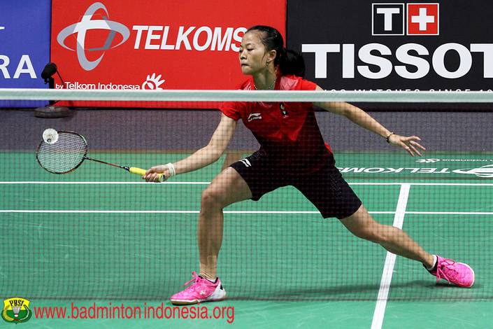 Fitriani mengembalikan shuttlecock. Fitriani mengembalikan shuttlecock.