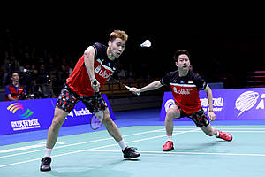 Kevin Sanjaya Sukamuljo/Marcus Fernaldi Gideon (Indonesia) bersiap menghadang serangan.