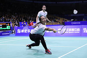 Rizki Amelia Pradipta/Della Destiara Haris (Indonesia) mengembalikan shuttlecock.