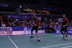 Akbar Bintang Cahyono/Kevin Sanjaya Sukamuljo (PB Djarum Kudus) mengembalikan shuttlecock.