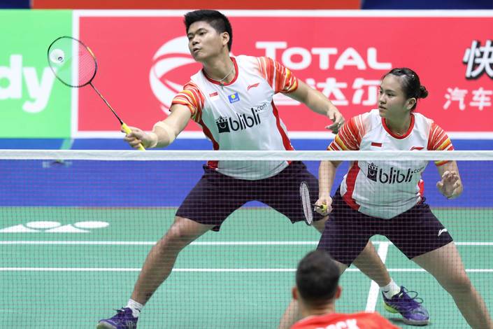 Praveen Jordan/Melati Daeva Oktavianti (Indonesia) mengembalikan shuttlecock. Praveen Jordan/Melati Daeva Oktavianti (Indonesia) mengembalikan shuttlecock.