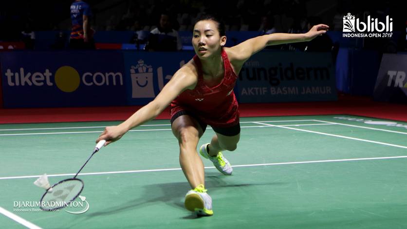 Michelle Li (Kanada) menggapai pengembalian. Michelle Li (Kanada) menggapai pengembalian.