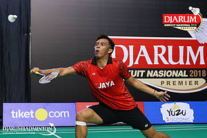 Krishna Adi Nugraha (Jaya Raya) mengembalikan shuttlecock.