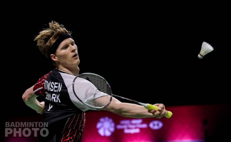 Anders Antonsen (Denmark) bersiap menyambut pengembalian. (Copyright: Badmintonphoto | Courtesy of BWF) Anders Antonsen (Denmark) bersiap menyambut pengembalian. (Copyright: Badmintonphoto | Courtesy of BWF)