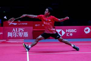 Anthony Sinisuka Ginting (Indonesia) menyambut pengembalian.